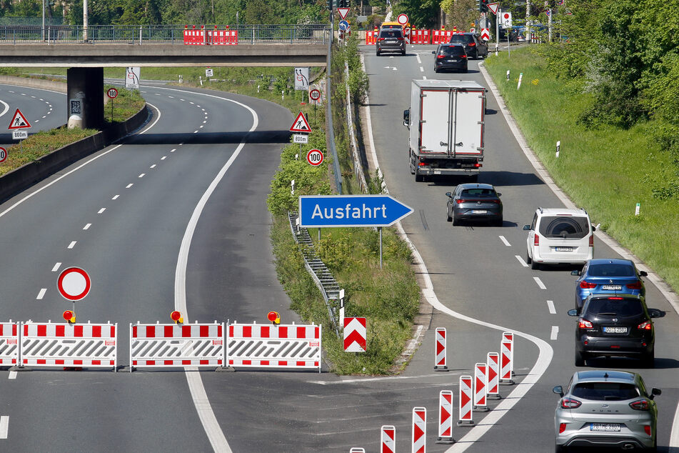 Die A46 bleibt für Arbeiten am Autobahnkreuz Hilden von heute Abend an (22 Uhr) über das komplette Wochenende in beide Richtungen gesperrt. (Symbolbild)