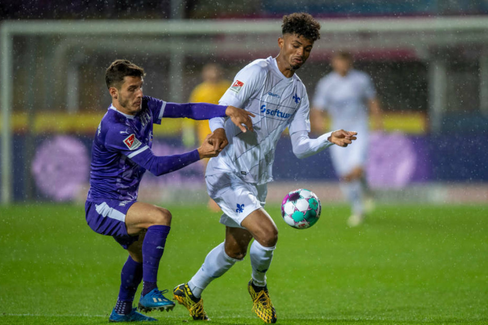 Osnabrücks Bashkim Ajdini (l.) versucht Darmstadts Aaron Seydel das Debüt im Lilien-Trikot schwer zu machen.