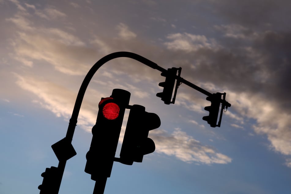 An einer Ampel in Magdeburg kam es zu einem heftigen Verkehrsunfall. (Symbolbild)
