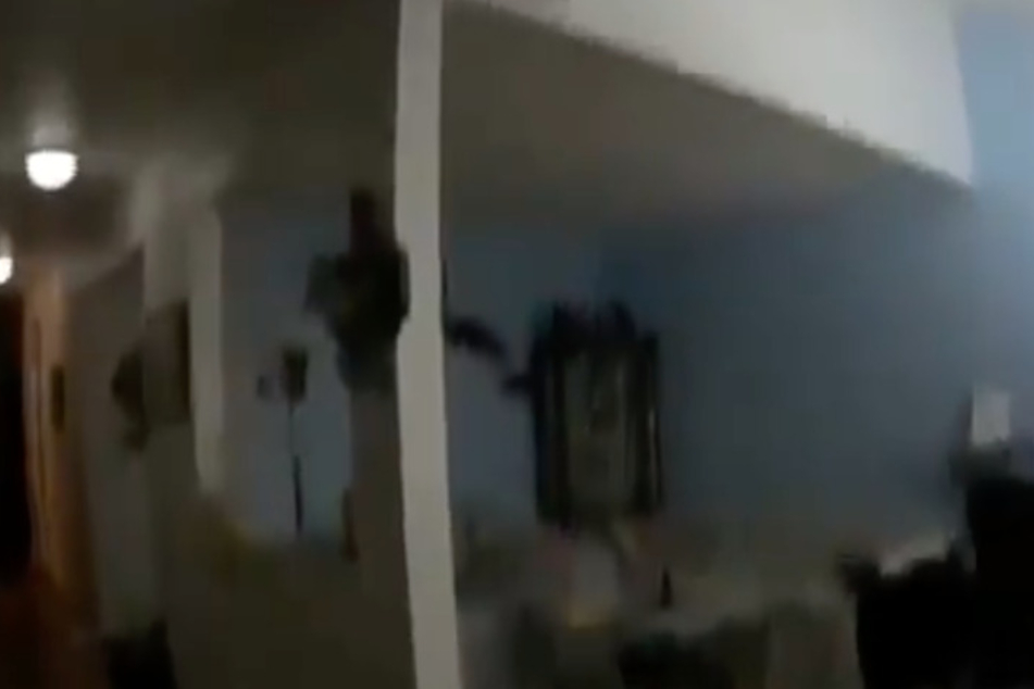 In einem Video aus einer Wohnung heraus, sieht man, wie heftig die Erschütterungen sind.
