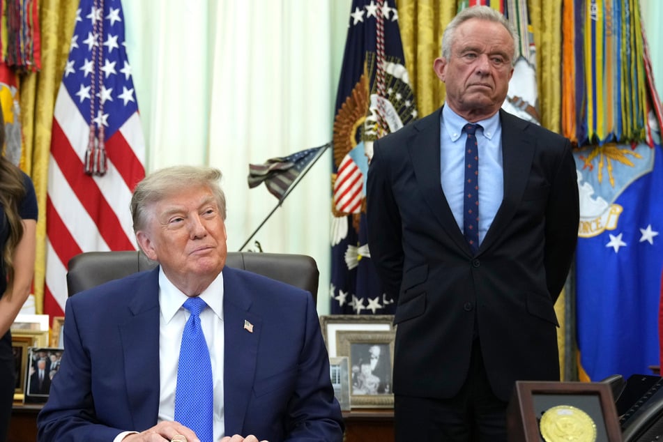 US-Präsident Donald Trump (80, l.) und Gesundheitsminister Robert F. Kennedy Jr. (72) unterzeichneten am Montag das umstrittene Dekret.