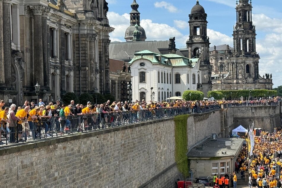 Tausende Dynamo-Fans warten auf ihre Aufstiegshelden.