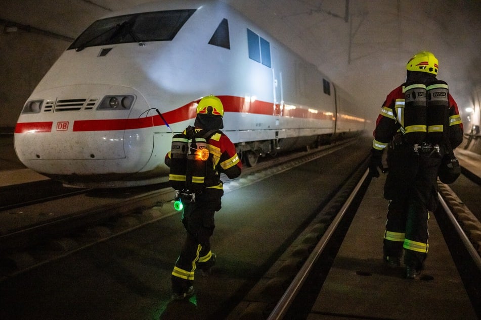 Und dann auch noch das! Die Rettungskräfte standen im Tunnel vor verschlossener ICE-Tür.
