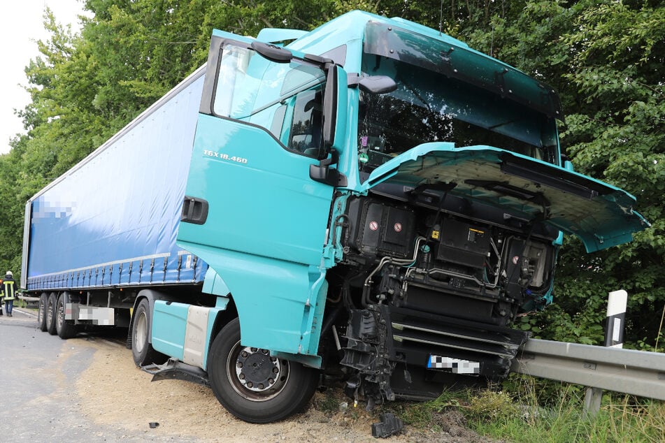 Der 50 Jahre alte Fahrer des Lastwagens erlitt bei dem Unfall im Freistaat am Dienstagnachmittag mittelschwere Verletzungen.