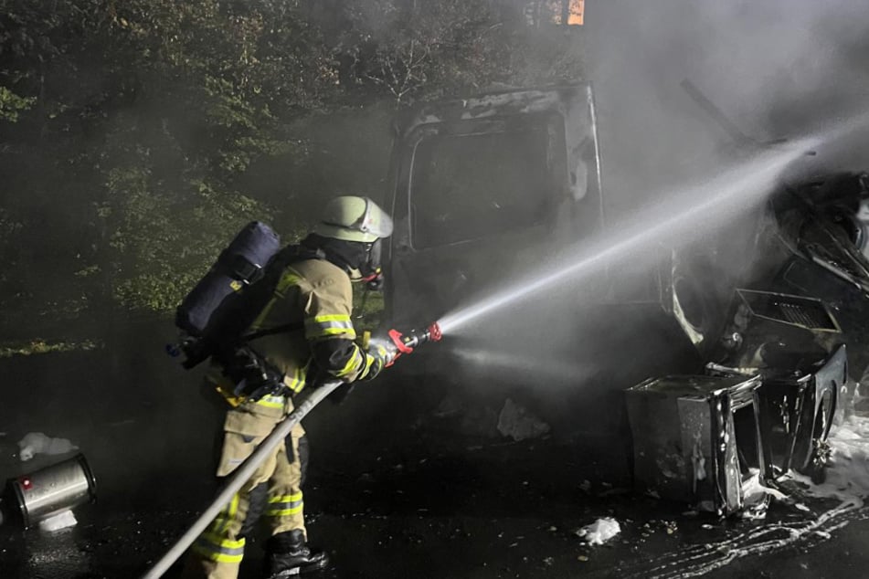Das Fahrzeug brannte vollständig aus.