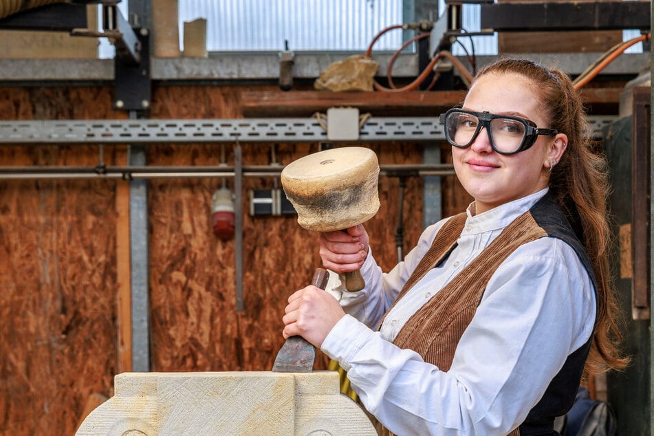 Linda Kaiser (19) ist Azubi in der Zwingerbauhütte, lernt den Beruf des Steinmetzes und Steinbildhauers.