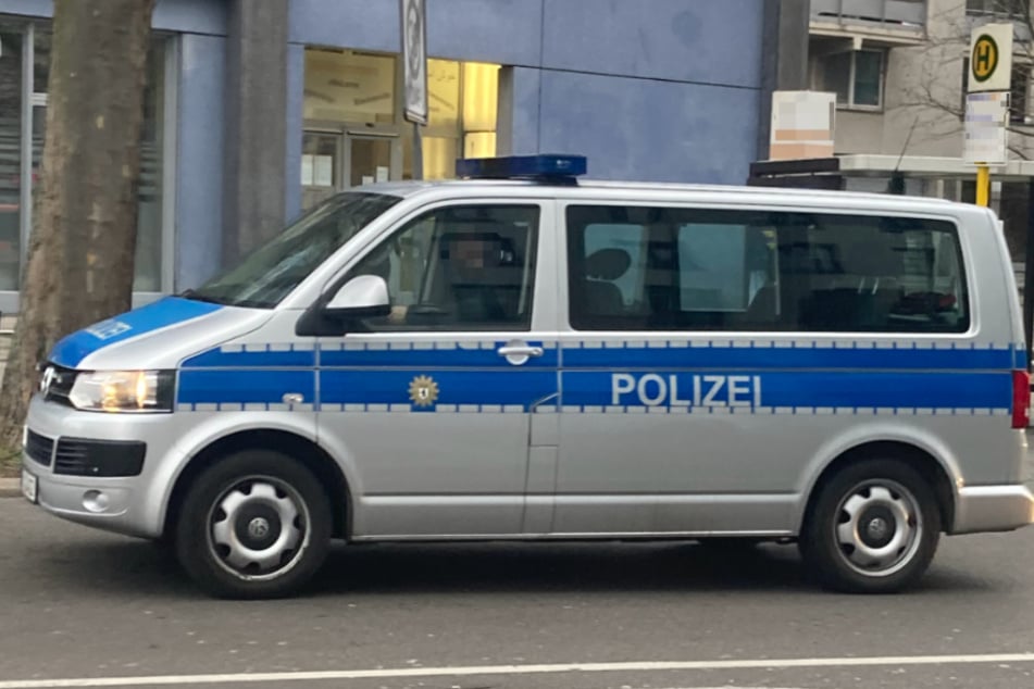 Die Polizei sucht nach einem flüchtigen Radfahrer, der mit einer 51 Jahre alten Radlerin in Berlin-Mitte zusammengekracht ist. (Symbolbild)