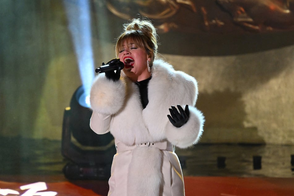 Kelly Clarkson gab an, sie liebe die Weihnachtszeit und könne deswegen so leicht Lieder darüber schreiben.