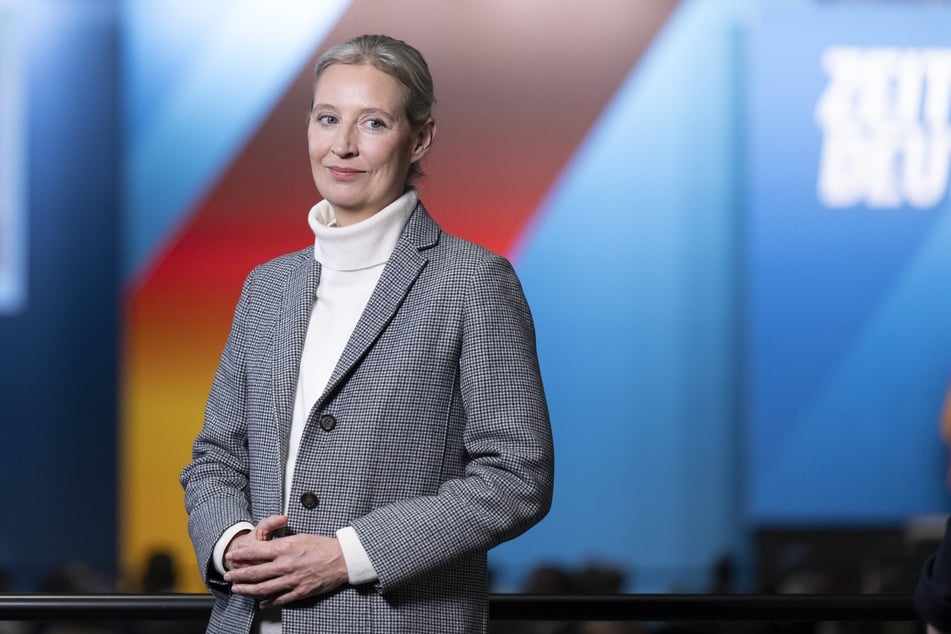 Alice Weidel (45) scheint zu spüren, dass die Brandmauer bröckelt.