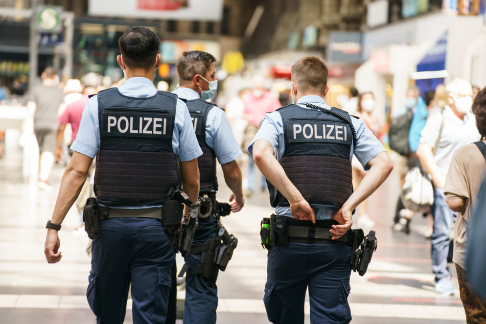 Am Frankfurter Hauptbahnhof ergriffen Beamten der Bundespolizei einen ICE-Passagier, der zuvor im Zug randaliert hatte. (Symbolfoto)