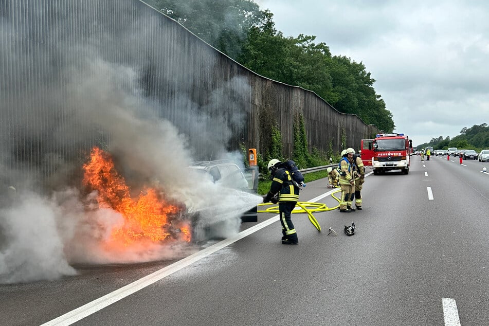 Ein Fahrzeug ist auf der A2 bei Helmstedt in Flammen aufgegangen.