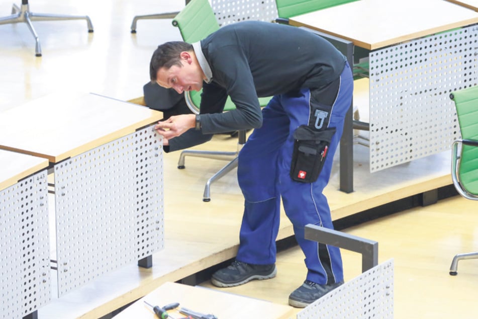 Lutz Vogler (41) 2017 beim Umbau der Sitzordnung im Plenarsaal des Landtages. In wenigen Tagen müssen die Handwerker wieder Tische und Stühle umrücken. Zuvor tagt der alte Landtag nochmal.