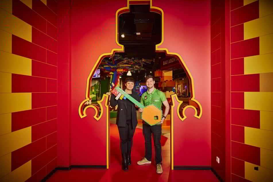 Geschäftsführerin Miriam Wolframm (l.) und Master-Model-Builder Robert Püschel bei der Eröffnung des XXL-LEGO-Centers am 13. Juni 2025. Die Indoor-Erlebniswelt befindet sich direkt im Hamburger Westfield-Center.