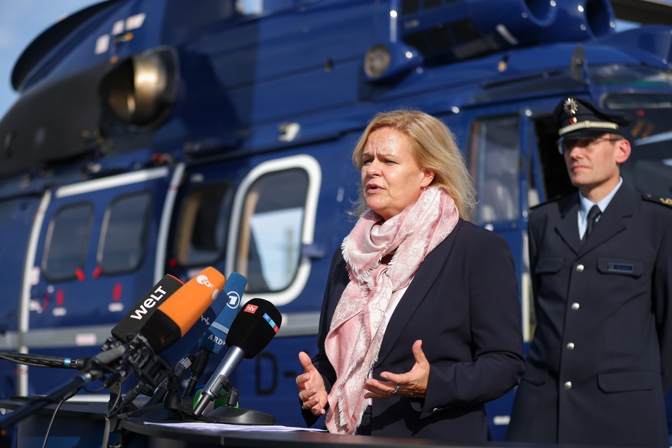 Bundesinnenministerin Nancy Faeser (52, SPD) hat Verbesserungen bei der Überwachung von Bahnanlagen angekündigt.