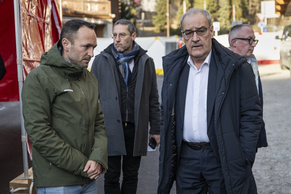 Der Schweizer Bundespräsident Guy Parmelin (r.) und Mathias Reynard, Staatsrat und Präsident des Staatsrats des Kantons Wallis besuchten am Donnerstag den Unglücksort.