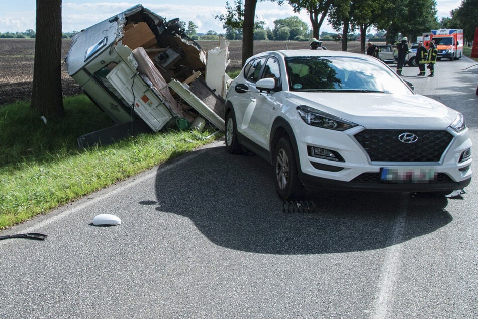 Unfall auf Bundesstraße: Kleinwagen rammt Wohnwagen