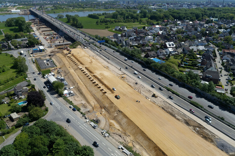 Blick auf die Baustelle der Leverkusener Brücke der A1 am Rhein im Jahr 2019.