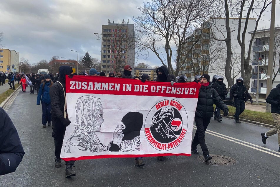 Der Demo-Zug ist wieder in Bewegung.