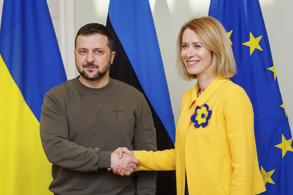 Kaja Kallas (46) und Wolodymyr Seloenskyj (45). Die estnische Regierungschefin trug ein Kostüm in den Farben der Ukraine: einen knallgelben Blazer über einem dunkelbauen Rock.