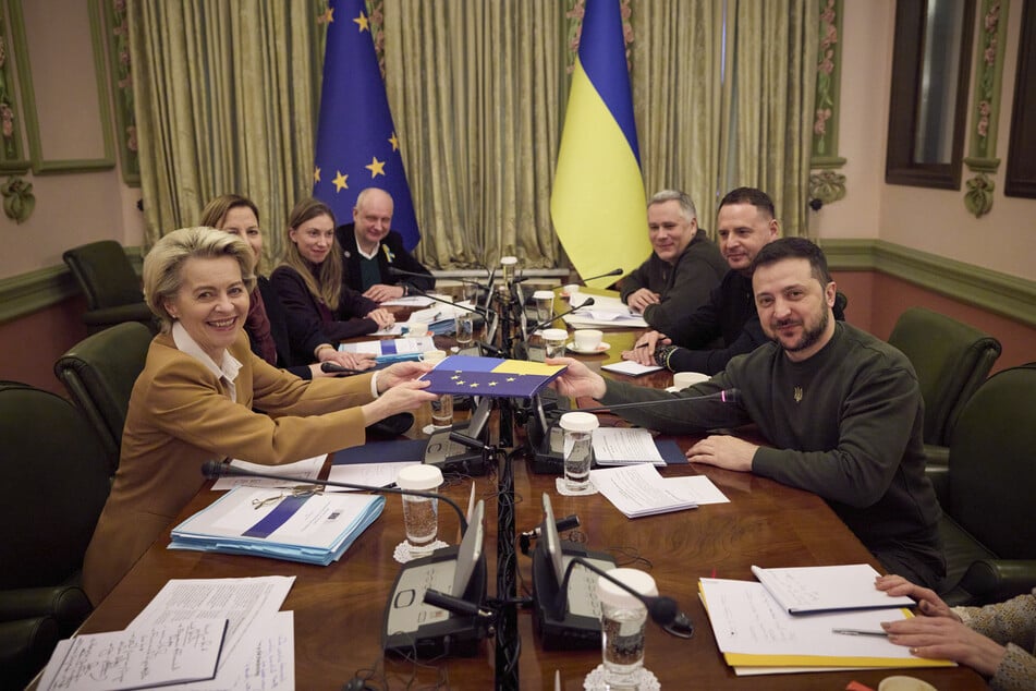 Von der Leyen und 15 andere Kommissionsmitglieder sind am Donnerstagmorgen zu Gesprächen mit der ukrainischen Regierung eingetroffen.