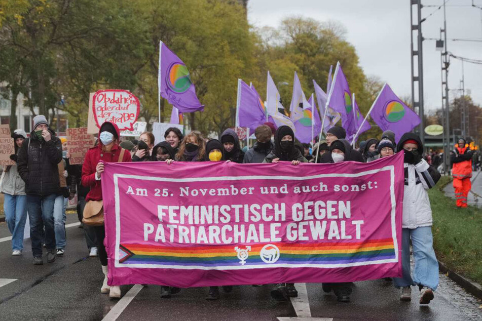 "Feministisch gegen patriarchale Gewalt", steht auf einem Banner der Demonstranten.