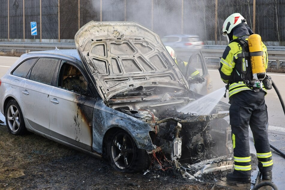 Ein Audi ging im Bereich des Motorraumes in Flammen auf.