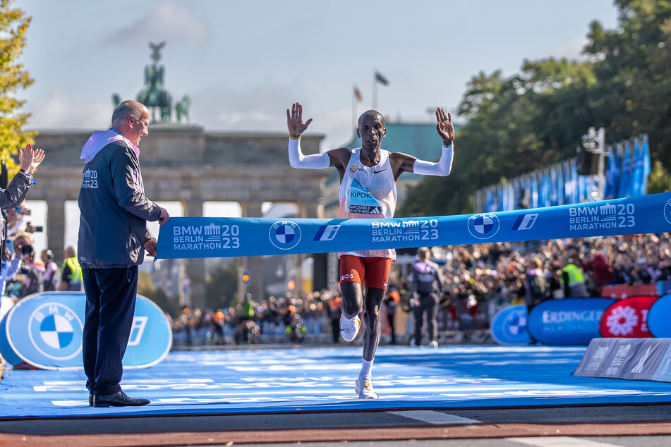 Leichtathletik: Eliud Kipchoge aus Kenia läuft beim Berlin Marathon als Erster durchs Ziel.