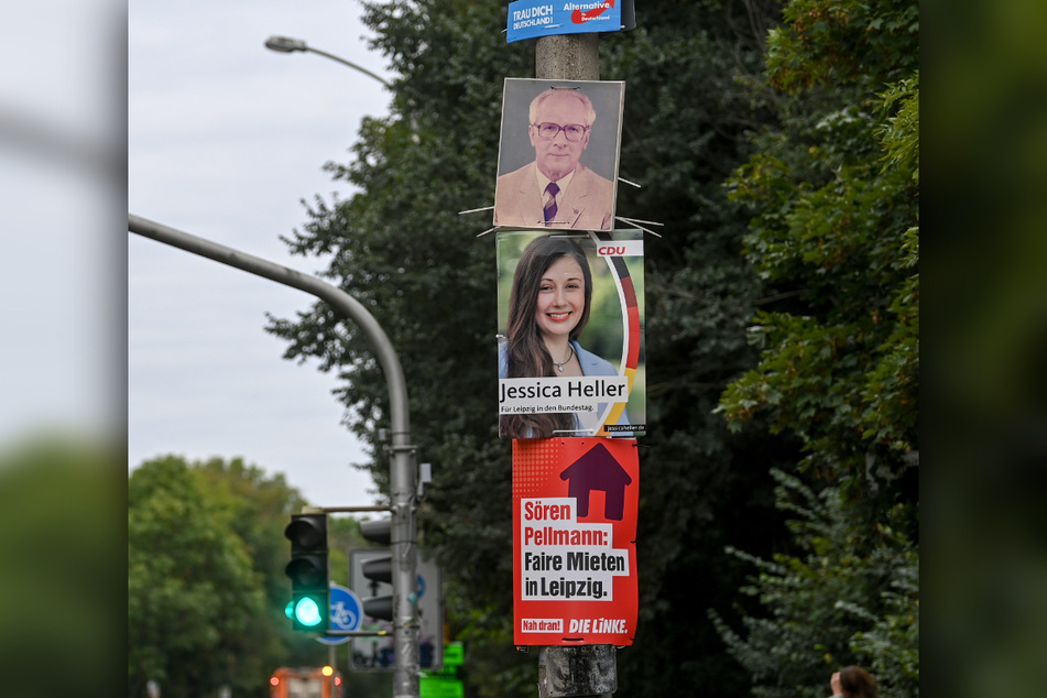 Am Schleußiger Weg in Leipzig wurde am Montag inmitten von Wahlplakaten auch ein Abbild von Eric Honecker (†81) entdeckt.