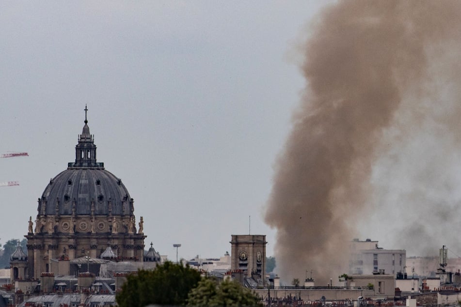 Nach der Explosion: Große Rauchwolke schwebt über Paris.