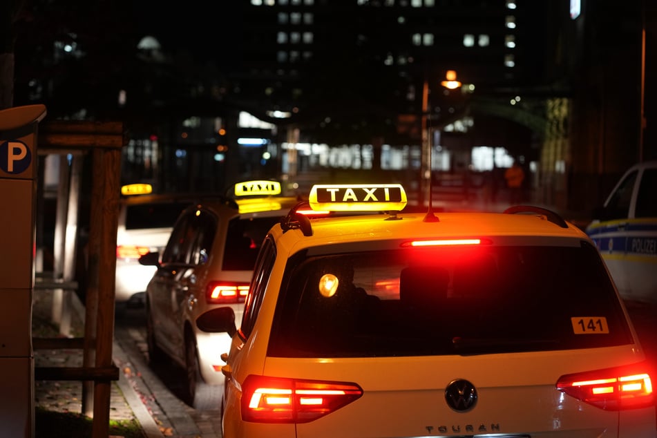 Besoffene Frau greift Taxi-Fahrer und Polizeibeamte an