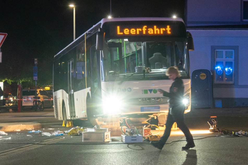 Am ZOB in Lüneburg erfasste ein Linienbus am Mittwochabend einen Mann. Er blieb für eine halbe Stunde eingeklemmt und schwebt in Lebensgefahr.