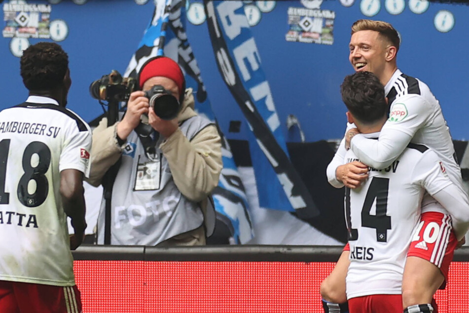 HSV-Stratege Sonny Kittel (30, r.) konnte mit seinen Teamkollegen beim 6:1 gegen Hannover 96 seinen ersten Saisontreffer bejubeln.
