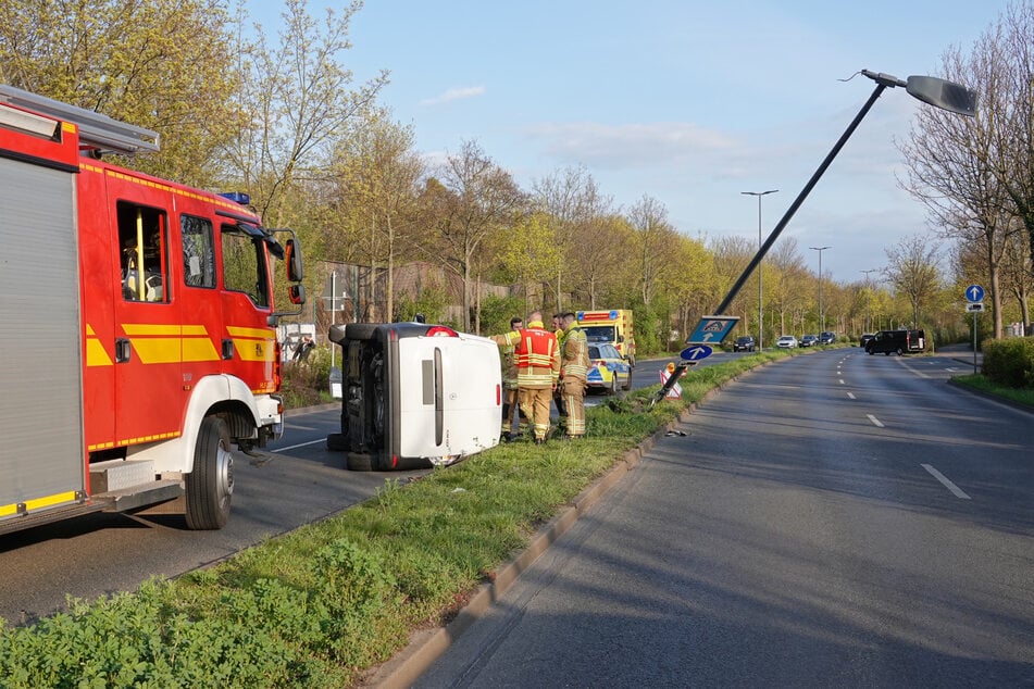 Der Kleintransporter wurde stark beschädigt, die Laterne musste von der Feuerwehr abgesägt werden.