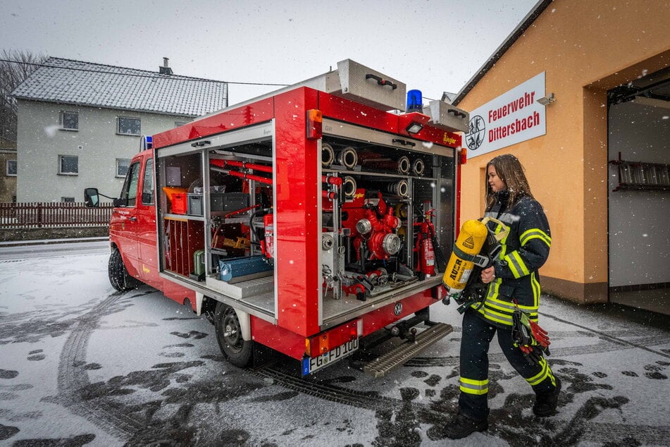 Ronja Fürtig räumt das Einsatzauto der Freiwilligen Feuerwehr Dittersbach ein.