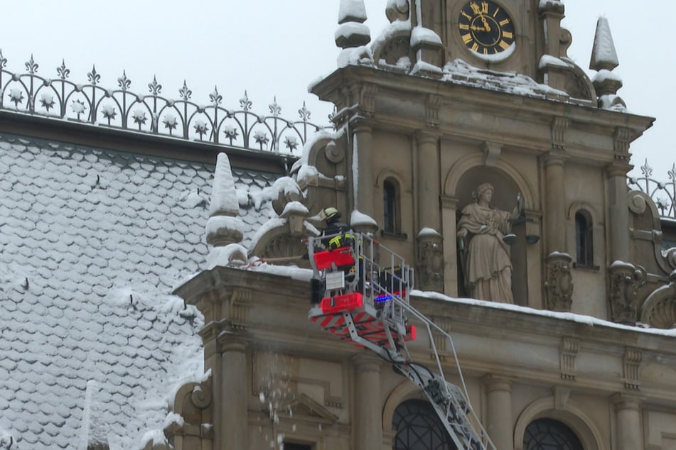 Die Feuerwehr rückte aus, um die Schneemassen vom Vordach des Gerichtsgebäudes zu entfernen.