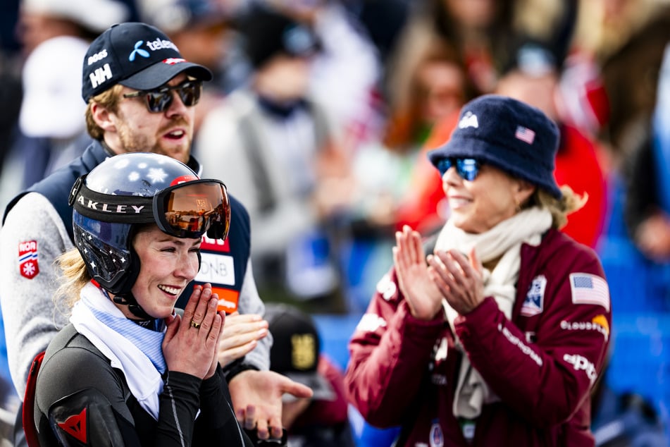 Eileen Shiffrin (66, r.) feierte den sechsten Gesamtweltcupsieg von Mikaela zusammen mit ihrer Tochter.