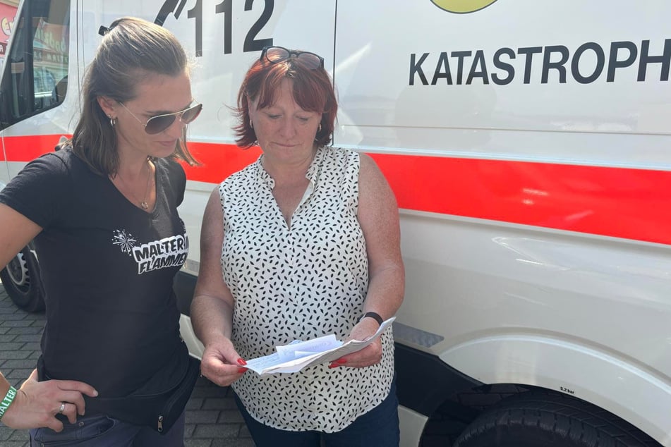 Auch Dipps-OB Kerstin Körner (52, CDU) und Campingplatz-Chefin Marlen Kadner (36, links) waren die ganze Nacht im Einsatz.