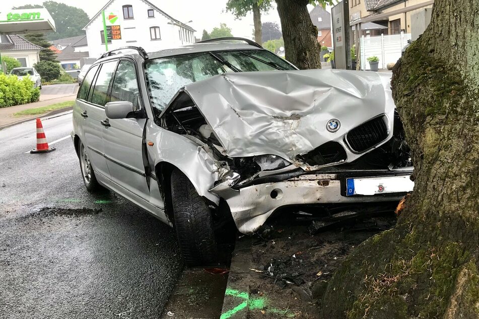 Der BMW kollidierte am Ausgang der Kurve mit einem angrenzenden Straßenbaum.