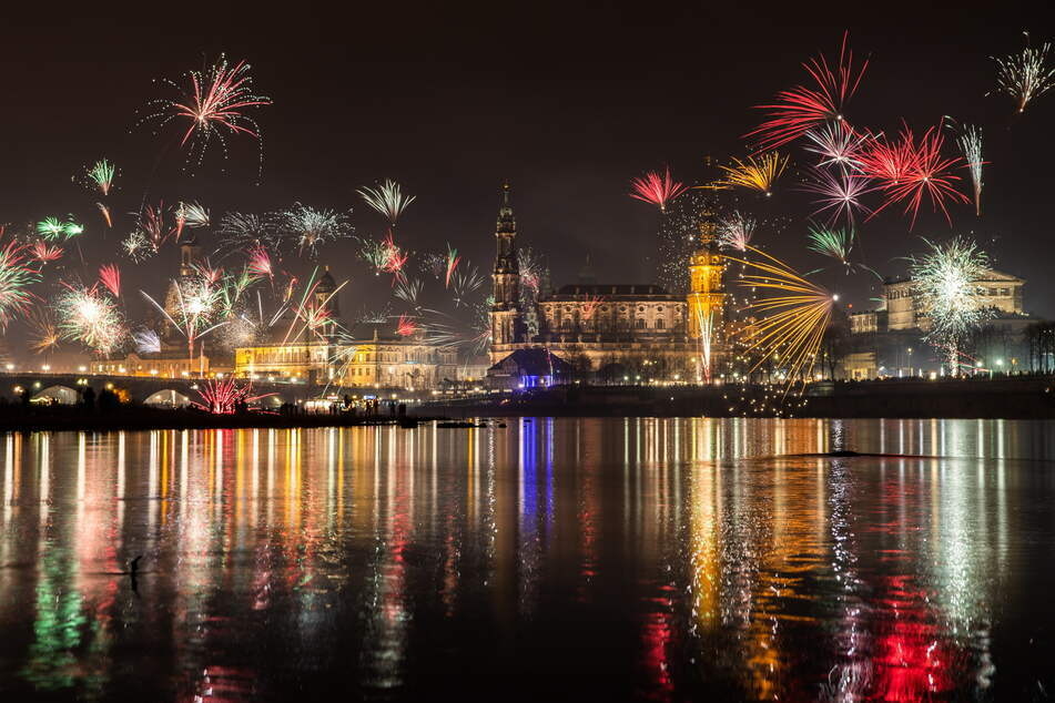 Silvester-Feuerwerk über der Altstadt von Dresden. Solche Fotos werden in diesem Jahr nicht möglich sein - das Zünden von Raketen ist im Stadtgebiet verboten.