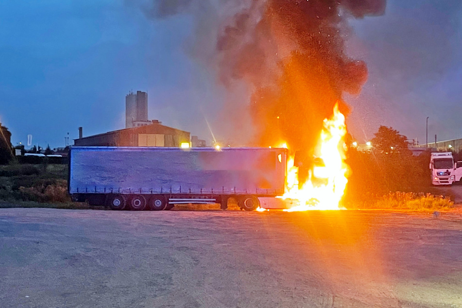 Ein Lkw-Brand auf dem TÜV-Platz im Neusser Hafen hielt am Samstagmorgen (22. Juli) die örtliche Feuerwehr in Atem.
