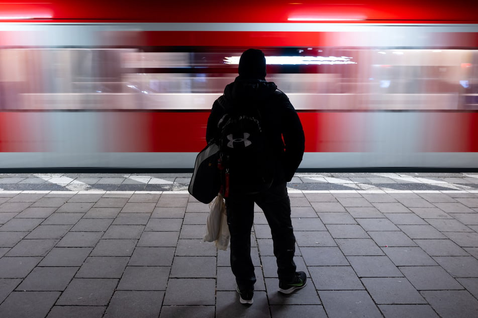 Fahrgäste der Deutschen Bahn brauchen derzeit in München viel Geduld. (Symbolbild)