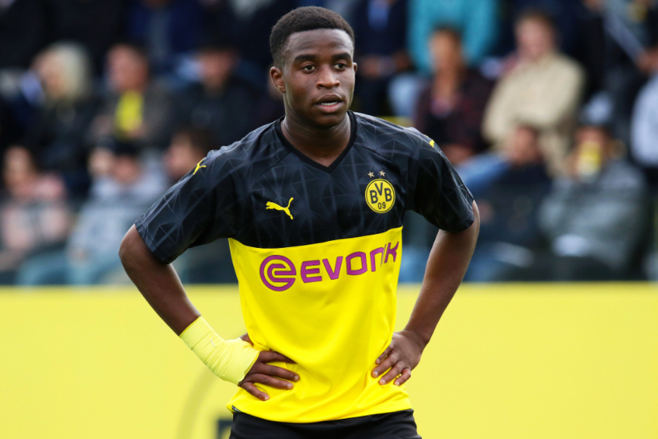Youssoufa Moukoko (15) antwortete auf die Beleidigungen mit einer starken Leistung auf dem Platz und schoss den BVB mit seinem Dreierpack zum 3:2-Auswärtssieg beim FC Schalke 04.