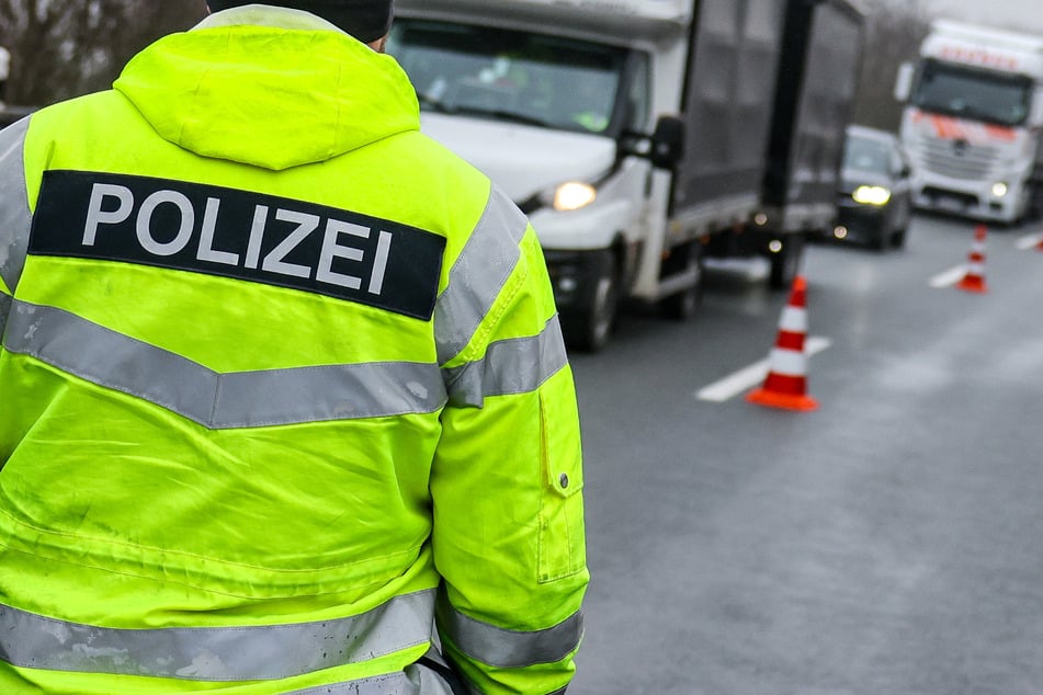 Nun fahndet die Polizei nach dem Steinewerfer von der A17. (Symbolbild)