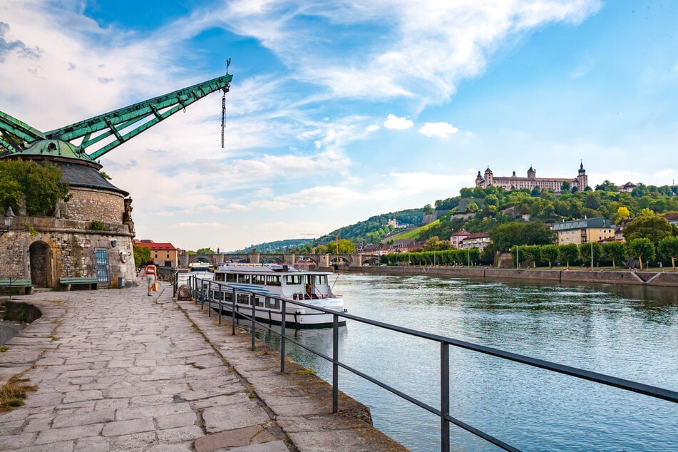 In Würzburg ist am Montagnachmittag eine 20-jährige Frau in den Main gesprungen, um ihre Tasche zu retten. (Symbolbild)