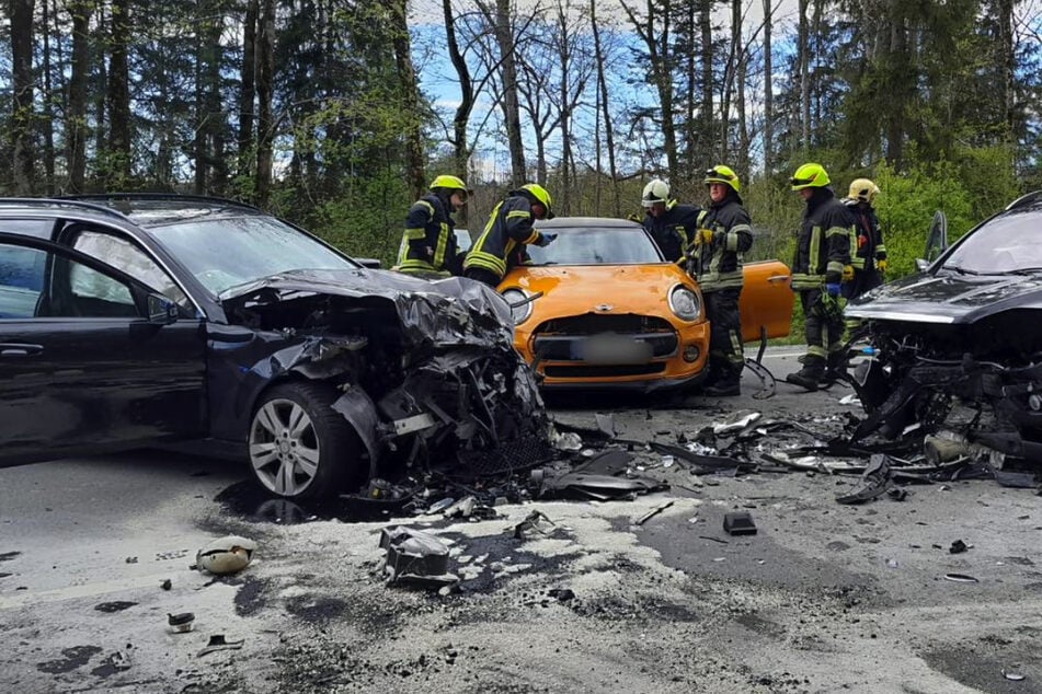 Schwerer Unfall in Oberbayern: Drei Erwachsene und zwei Kinder verletzt