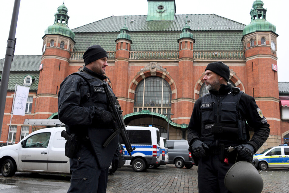Die Polizei sperrte den Lübecker Hauptbahnhof nach einer Bedrohungslage ab. (Archivbild)