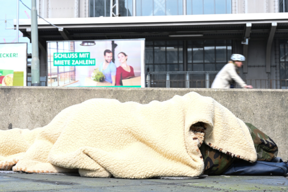 Der Mann schlug unter anderem Besucher eines Supermarkts (Symbolfoto).