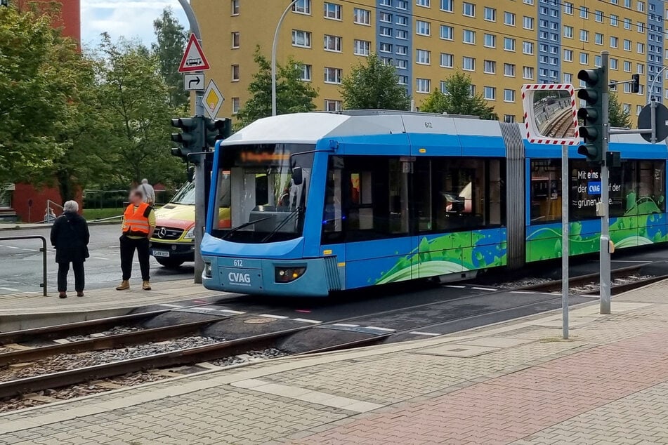 Chemnitz: Frau stirbt nach Sturz in Straßenbahn