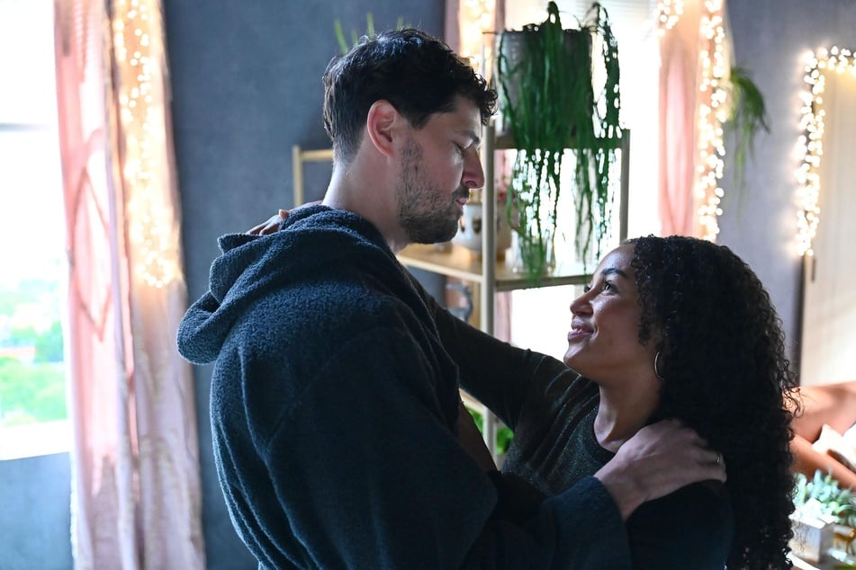 Imani fühlt sich von Jan überrumpelt und überlegt nun, die Hochzeit abzublasen.