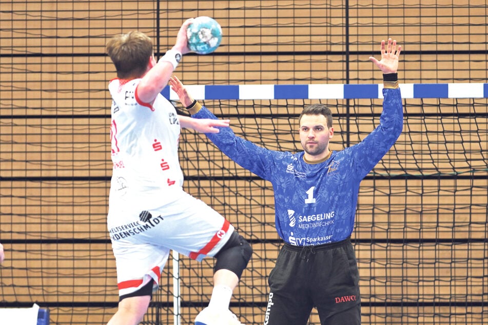 Marino Mallwitz (28, r.) hochfokussiert: Der HCE-Keeper parierte nach Ablauf der Zeit noch einen Siebenmeter von Janko Kevic (38).